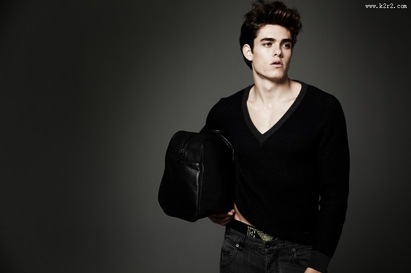 穿黑色衣服的时尚青年图片