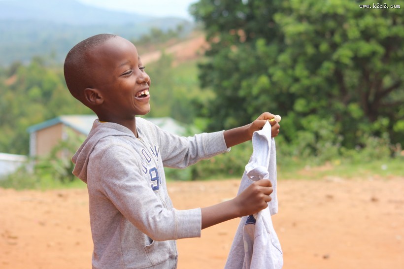 肤色黝黑的男孩图片