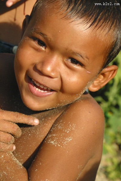 肤色黝黑的男孩图片