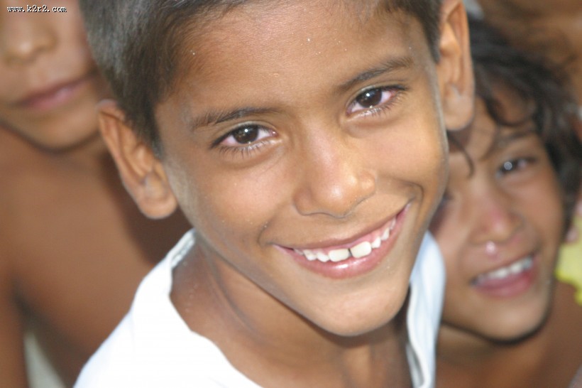 肤色黝黑的男孩图片