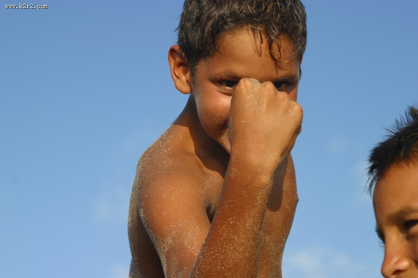 肤色黝黑的男孩图片