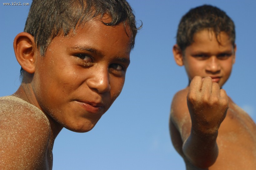 肤色黝黑的男孩图片