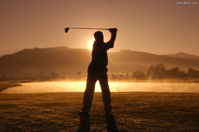户外夕阳下的人物剪影图片
