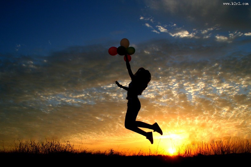 户外夕阳下的人物剪影图片