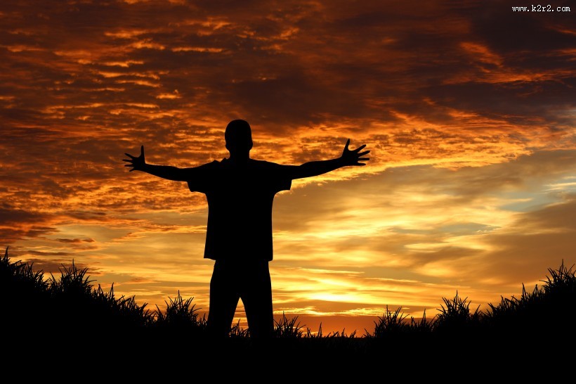 户外夕阳下的人物剪影图片