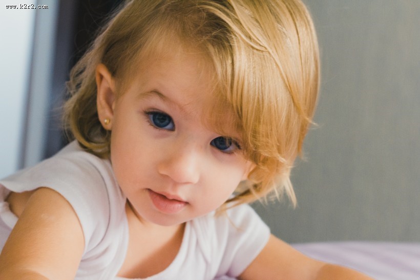金发小女孩图片