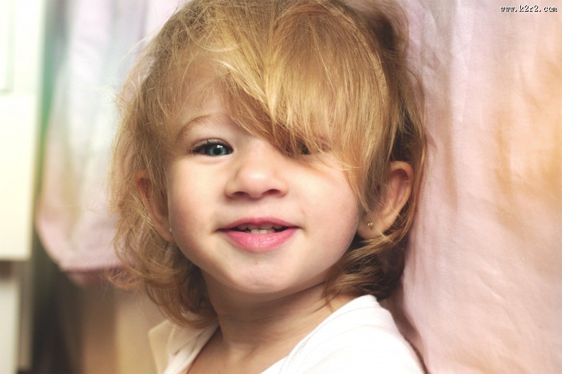 金发小女孩图片