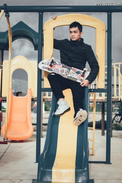 手拿滑板的青年图片