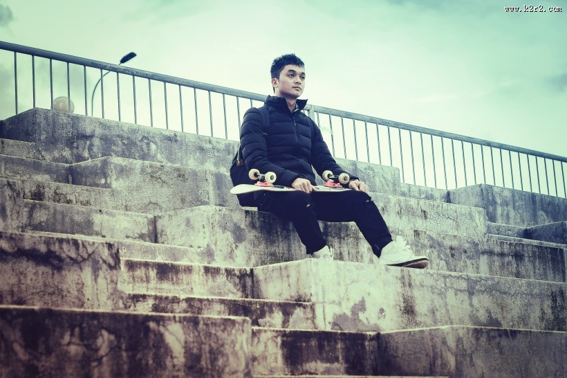 手拿滑板的青年图片
