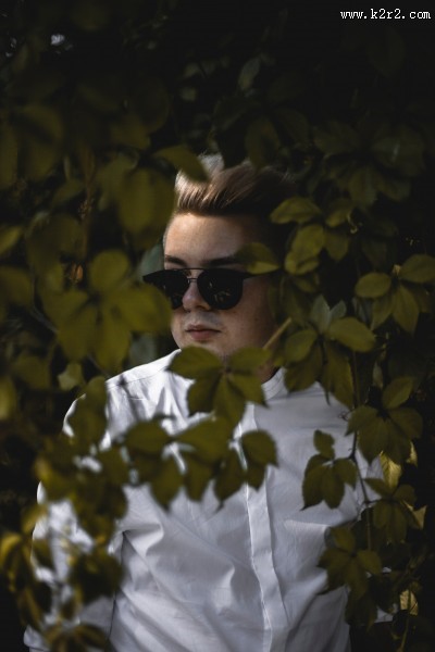 穿白衬衫的时尚青年图片