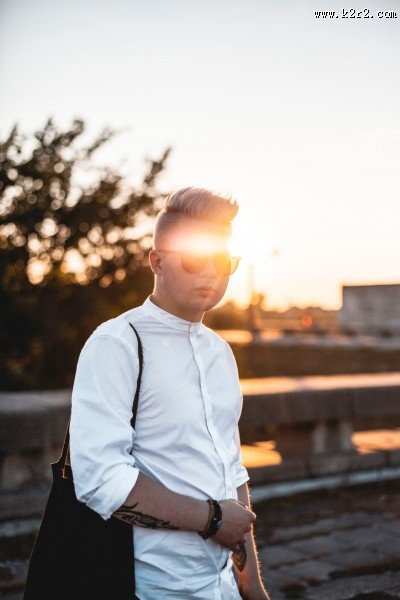 穿白衬衫的时尚青年图片