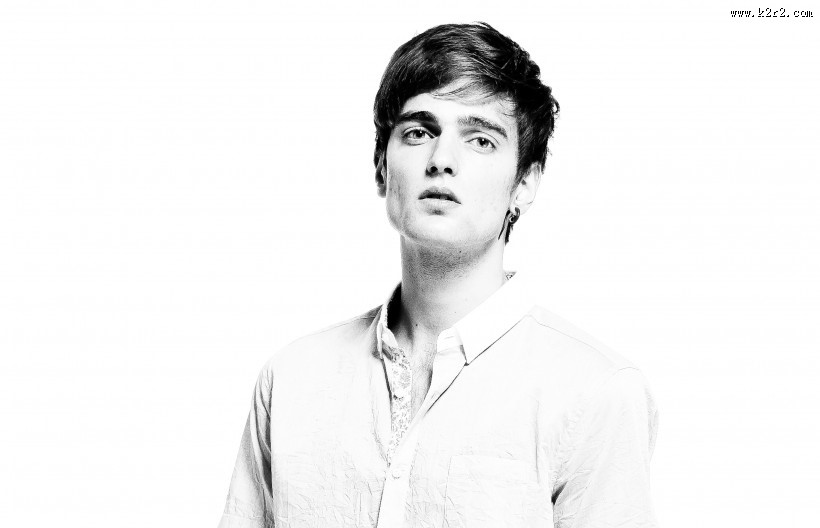 穿白衬衫的时尚青年图片