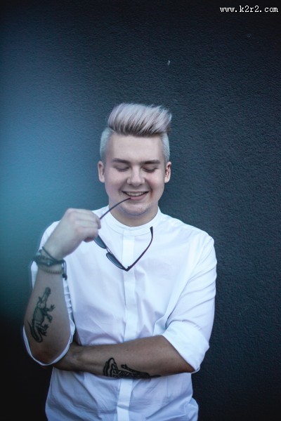 穿白衬衫的时尚青年图片