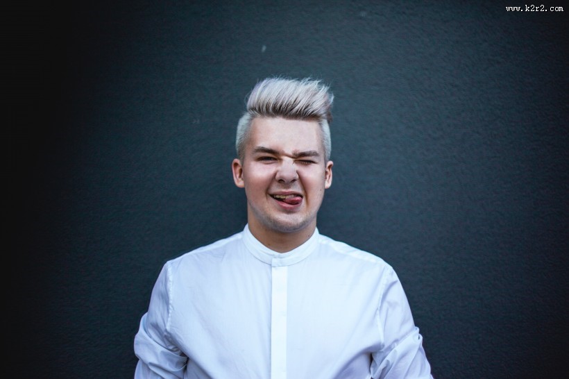 穿白衬衫的时尚青年图片