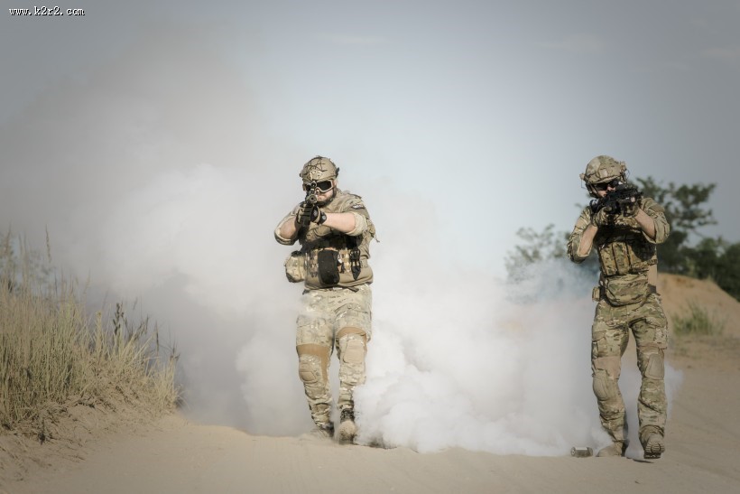 作战的士兵图片