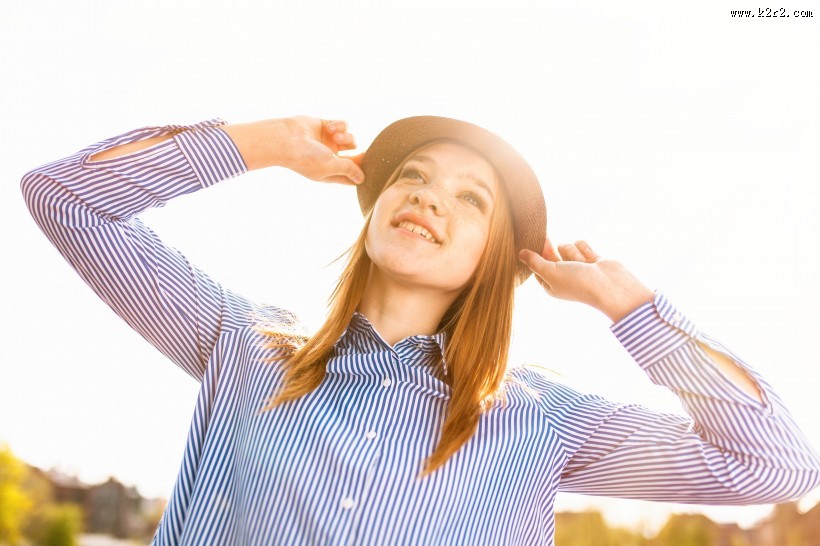 戴帽子的金发美女图片