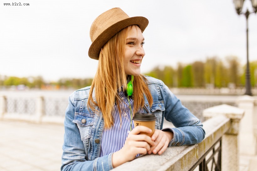 戴帽子的金发美女图片