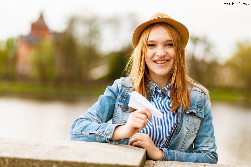 戴帽子的金发美女图片