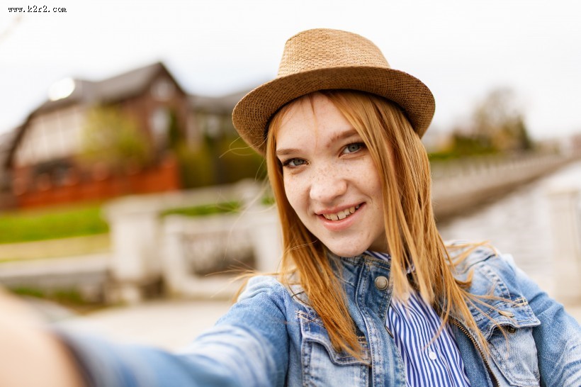 戴帽子的金发美女图片