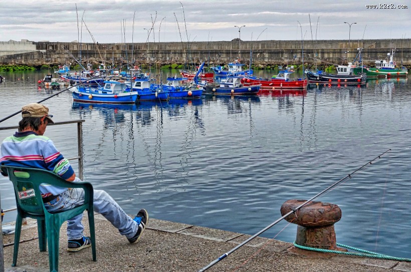 休闲钓鱼的人图片