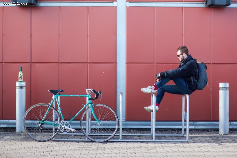 穿牛仔装的青年图片