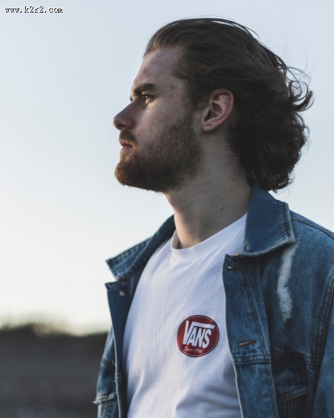 穿牛仔装的青年图片