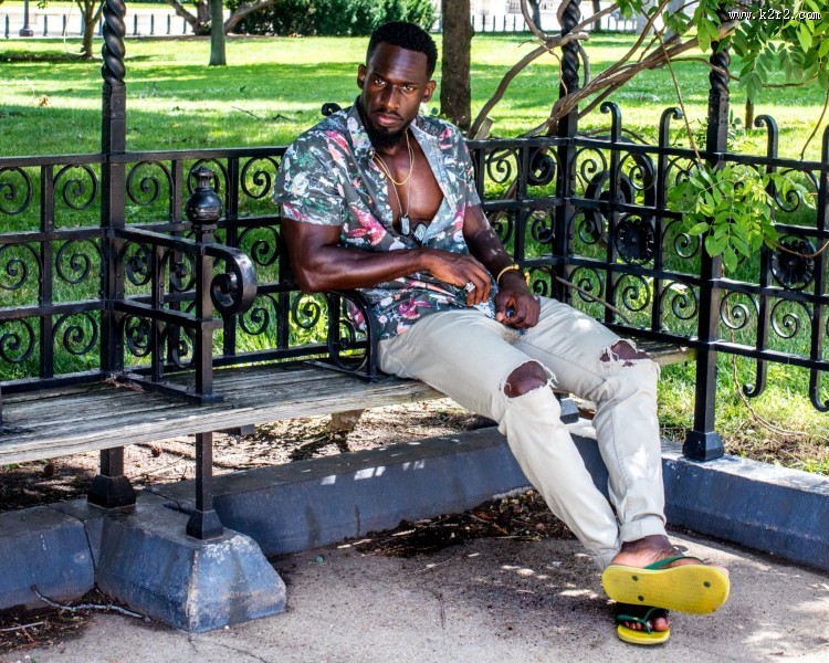 穿牛仔装的青年图片