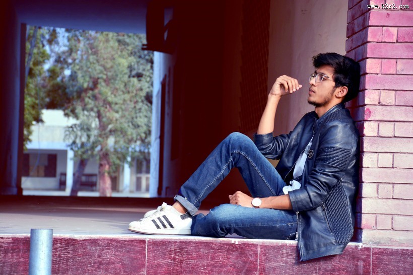 穿牛仔装的青年图片