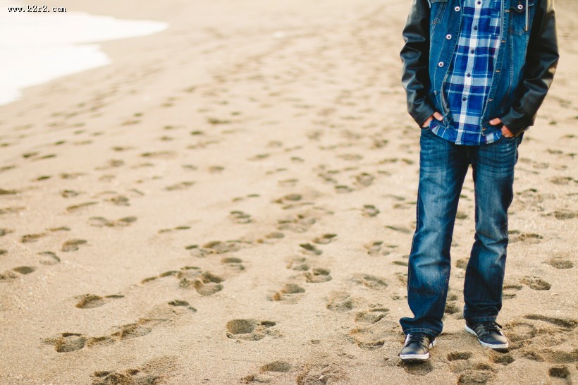 穿牛仔装的青年图片