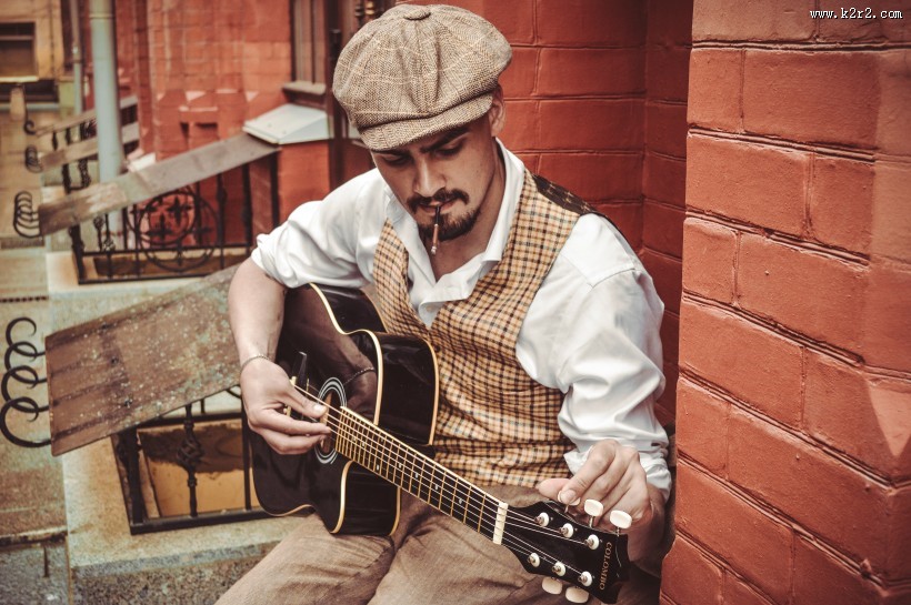 弹吉他的人物图片