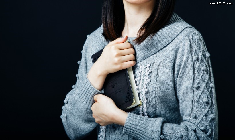 正在阅读的女孩图片