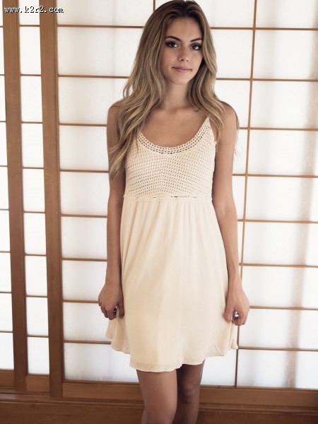 穿白色连衣裙的女孩图片大全