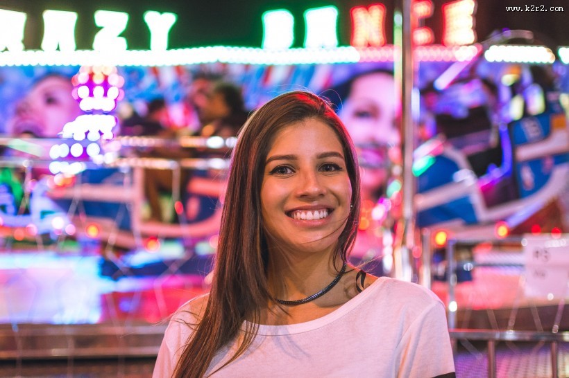 咧嘴笑的美女图片