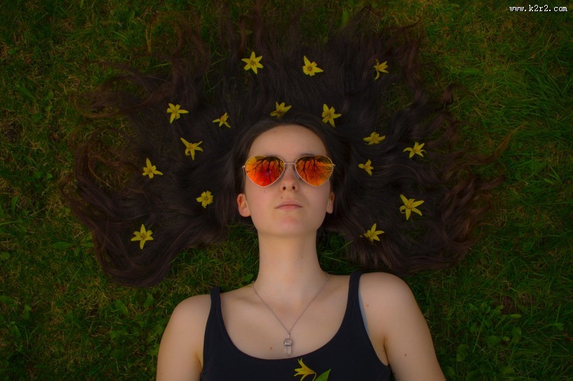 戴太阳镜的美女图片