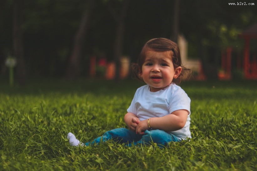 一岁大的女孩图片