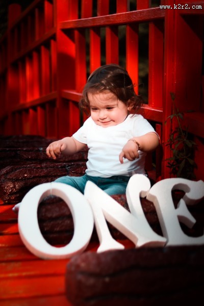 一岁大的女孩图片