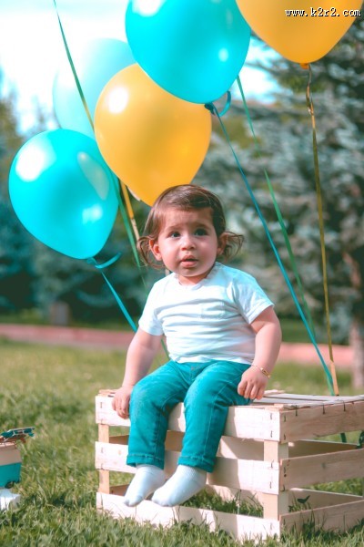 一岁大的女孩图片