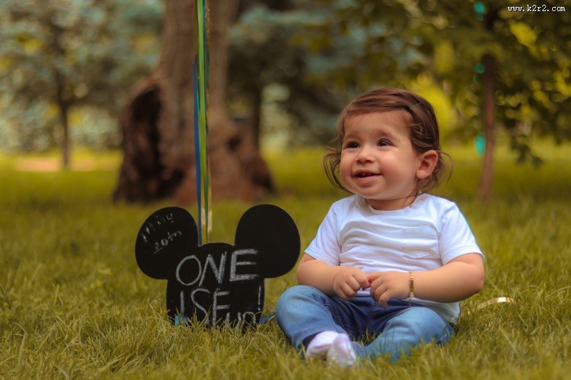 一岁大的女孩图片