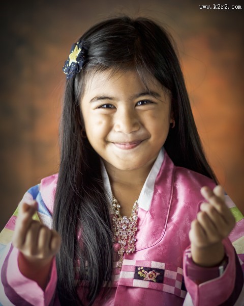 微笑的可爱女孩图片