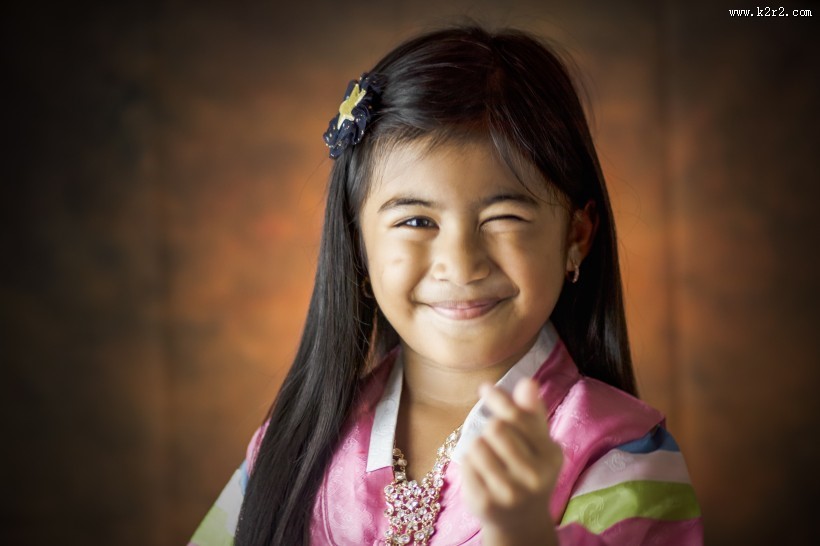 微笑的可爱女孩图片