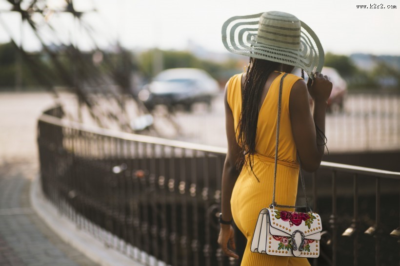 穿黄裙子的女模特图片