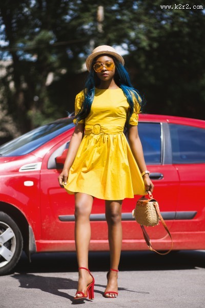 穿黄裙子的女模特图片