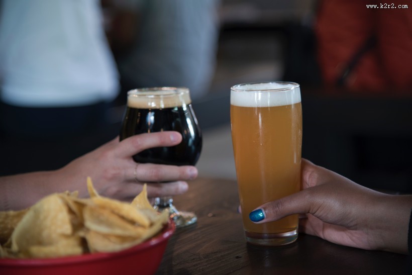 喝啤酒的人图片