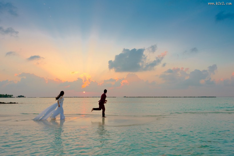 海边的情侣图片