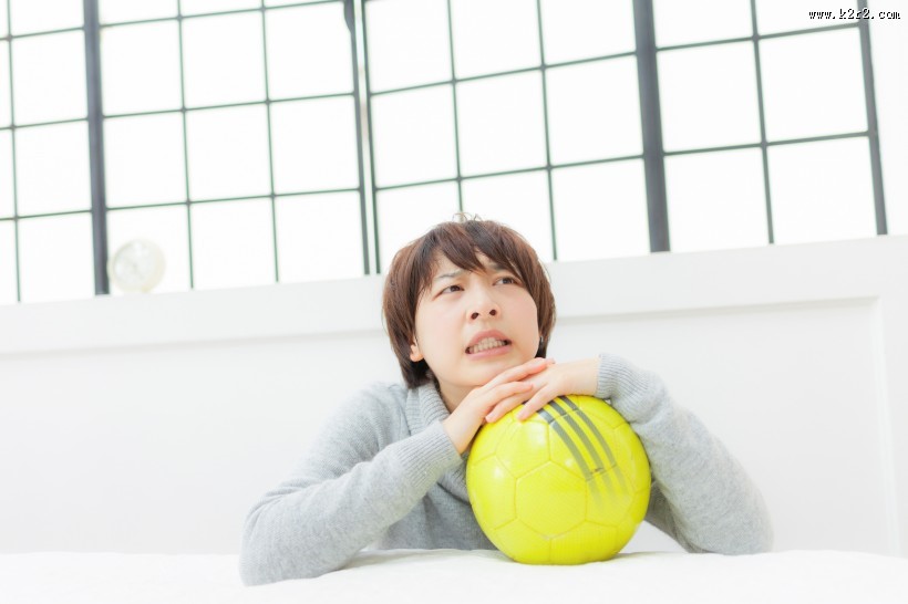 女孩拿着一个足球图片