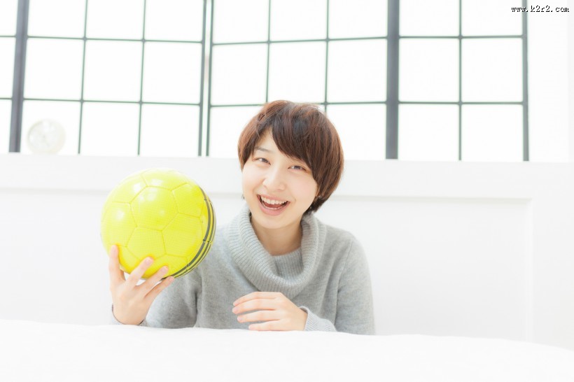 女孩拿着一个足球图片