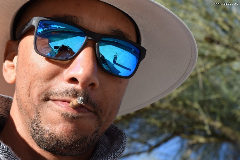 正在抽烟的人图片