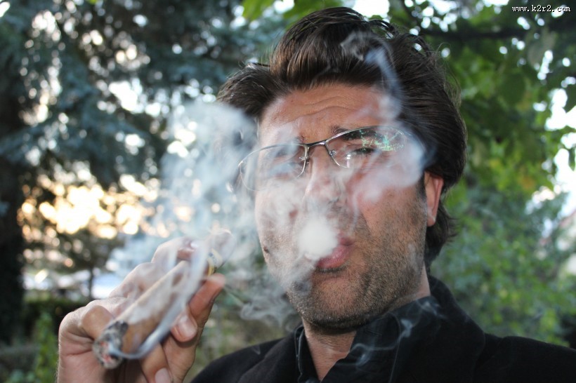 正在抽烟的人图片