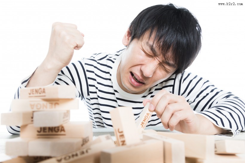 搭积木的男子图片