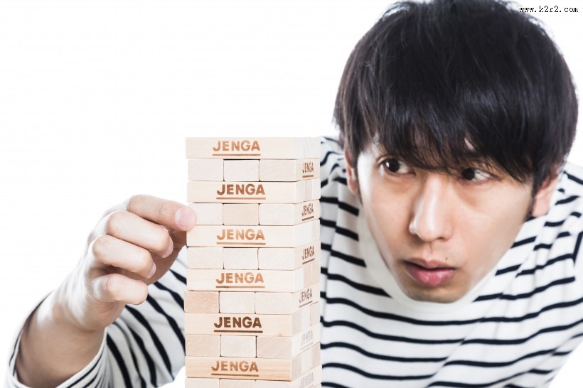 搭积木的男子图片